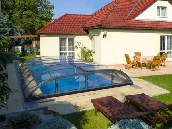 Dallas A telescopic pool enclosure