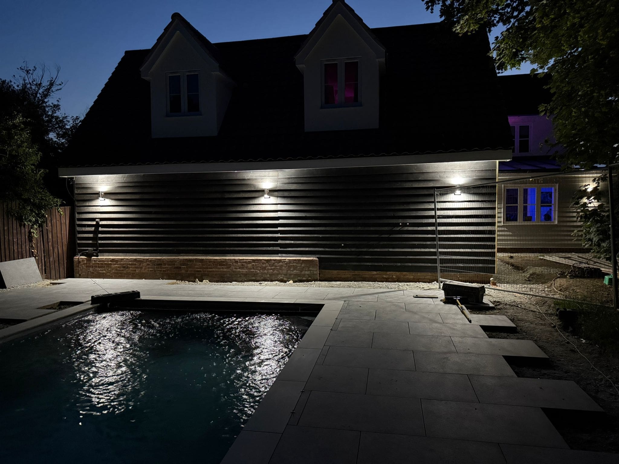 Sloping bottom pool project installation