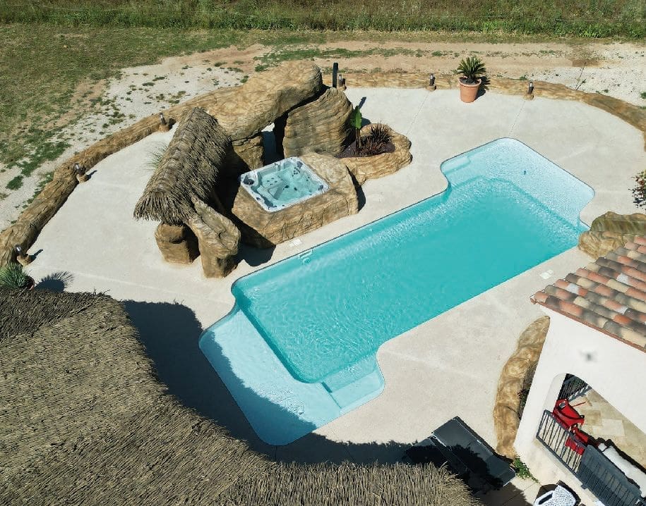 Contemporary Neuvea Relax pool in a landscaped garden