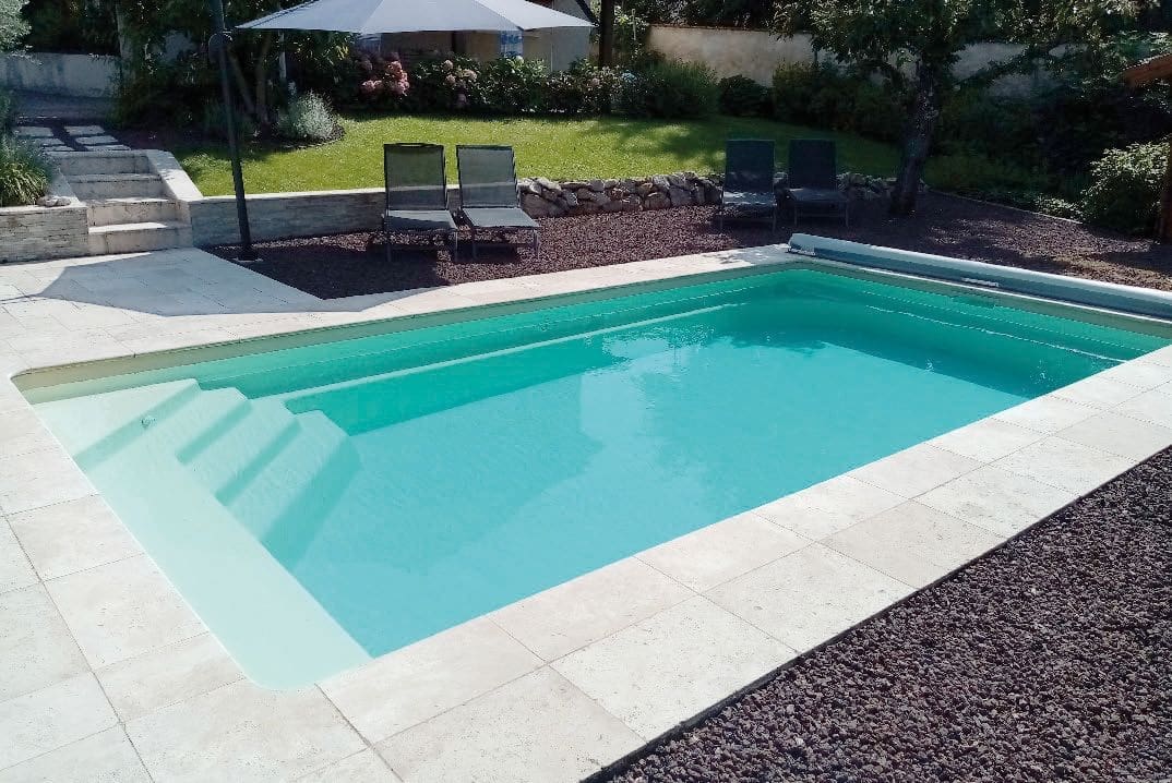 Relaxation swimming pool with integrated seating