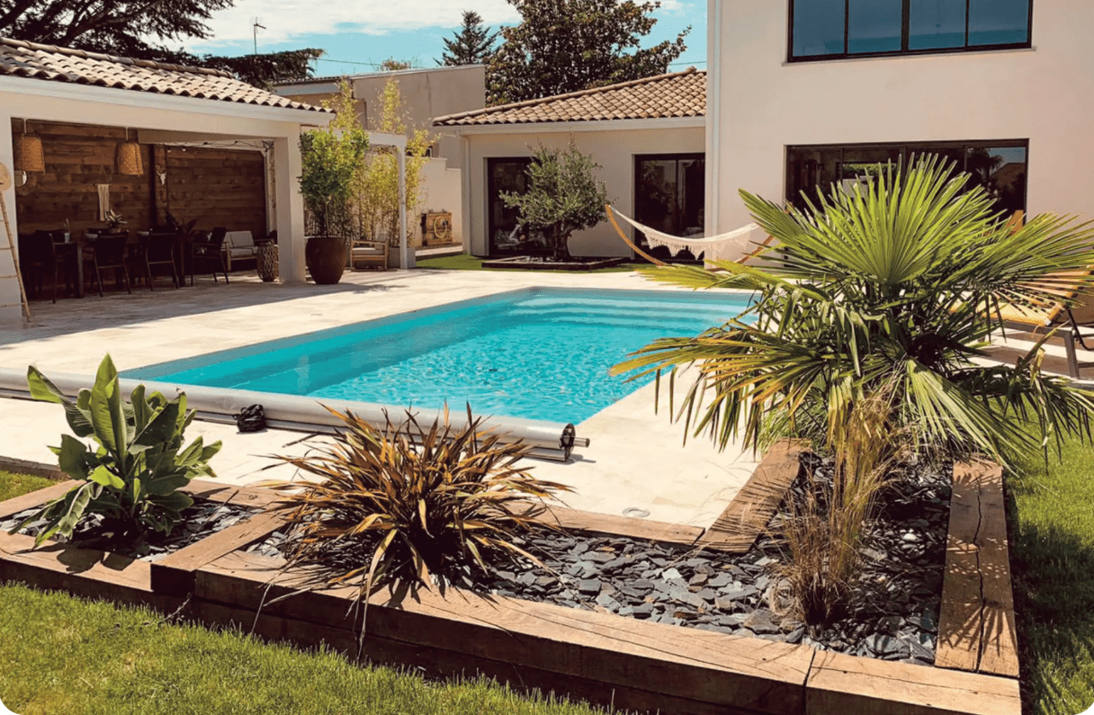 Escape fibreglass swimming pool with integrated entry steps