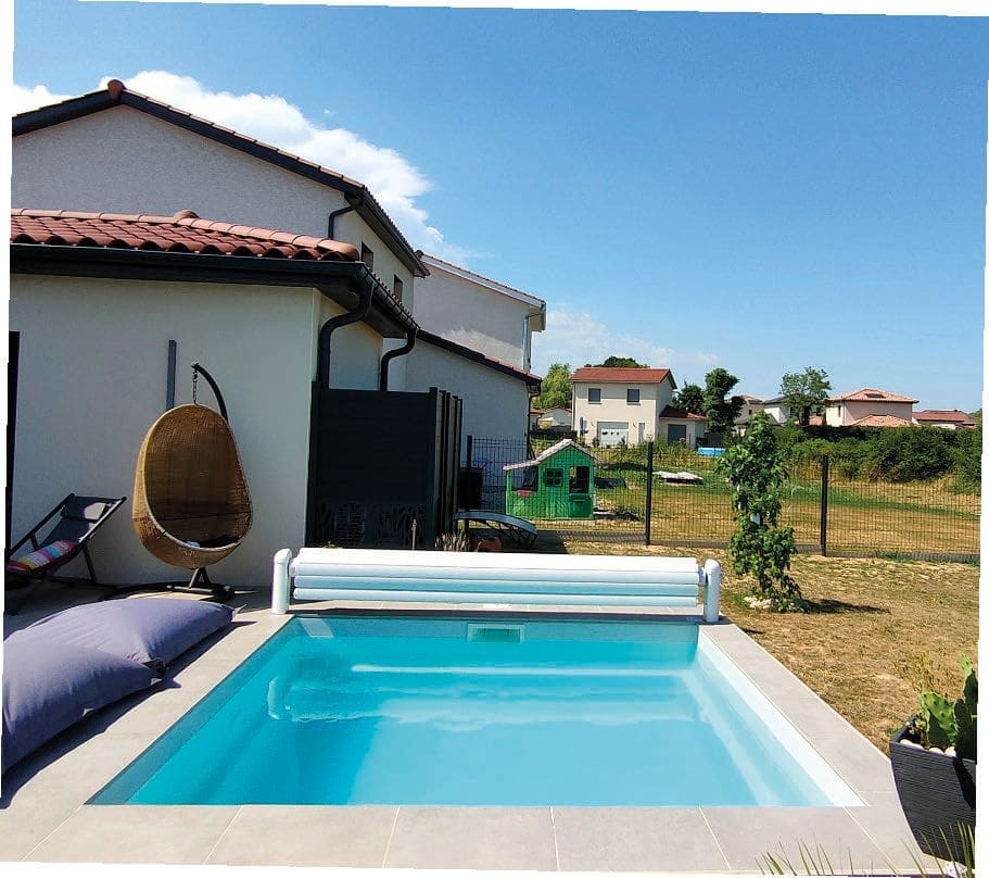 Mini-Karé compact fibreglass swimming pool with integrated steps and seating