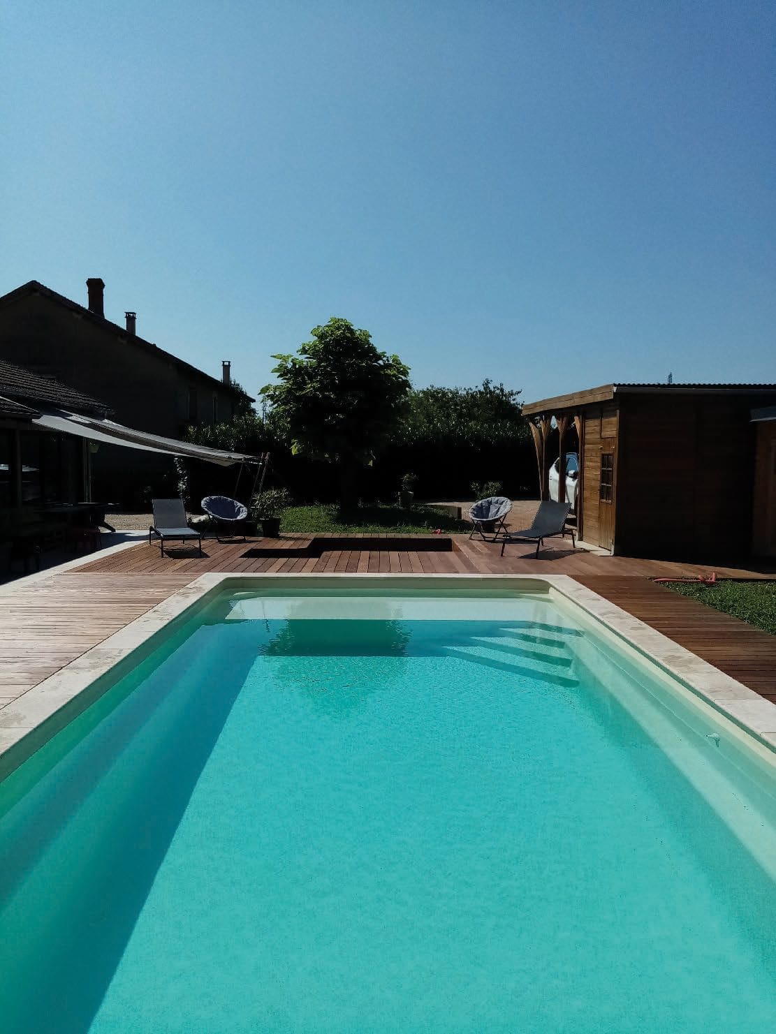 Relaxation fibreglass swimming pool with integrated lounge area