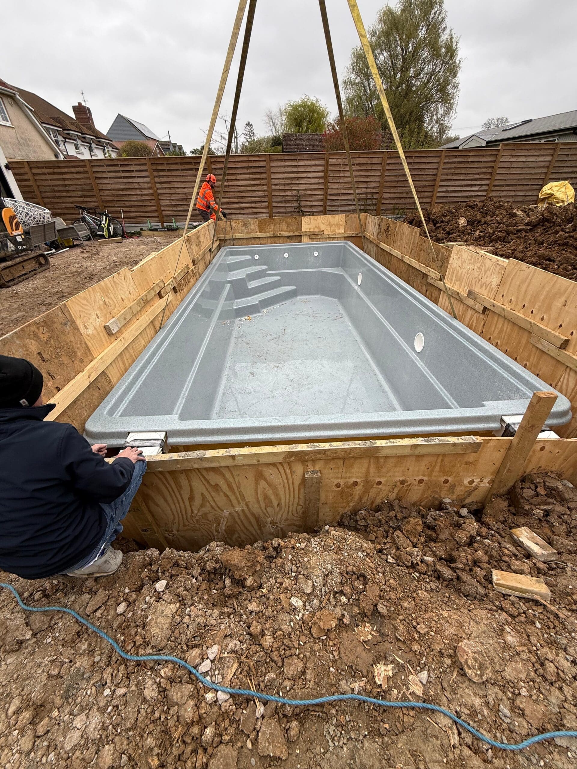 Pool shell installation during the delivery stage