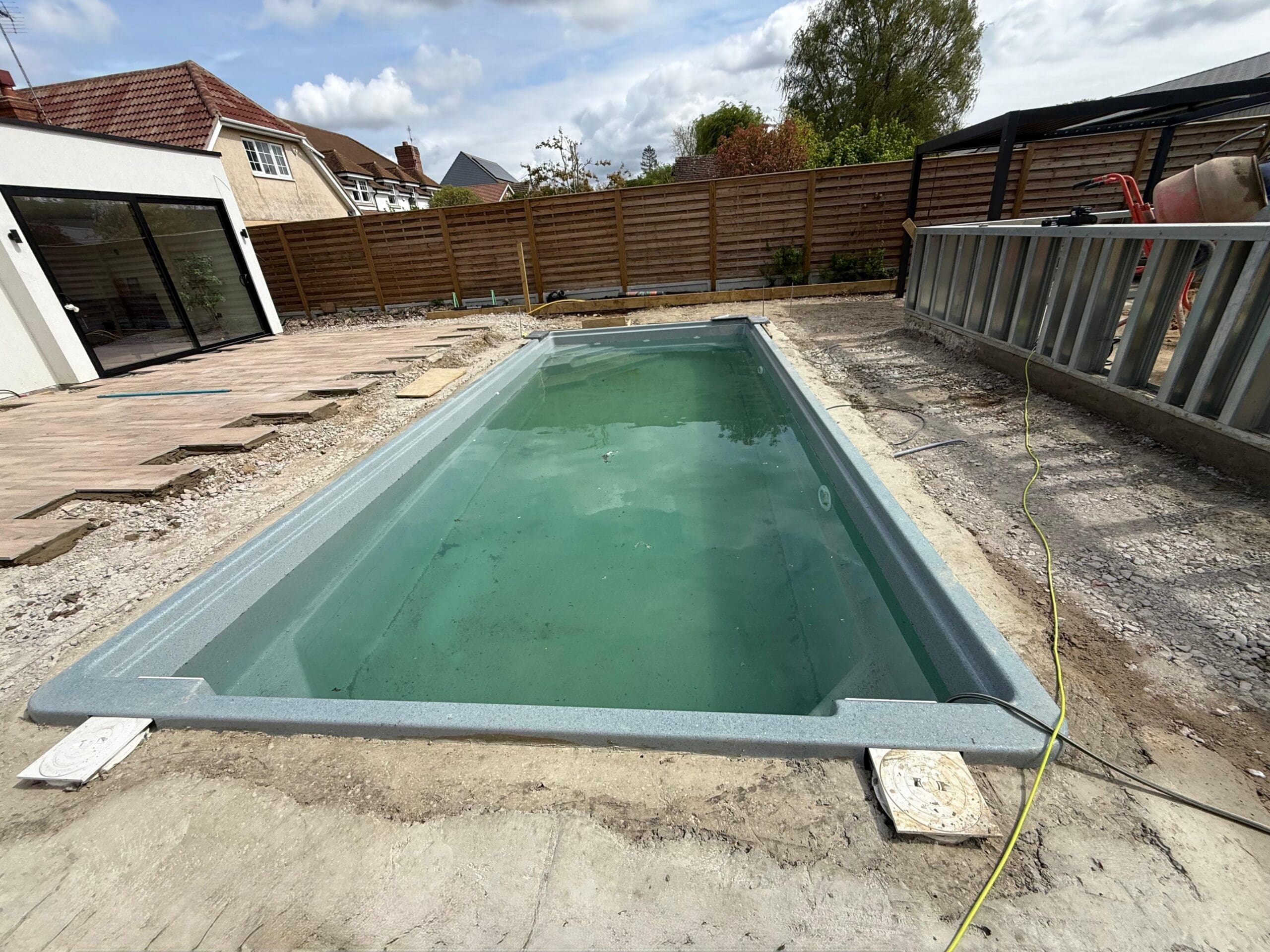 Wide view of the Sycillia pool delivery process