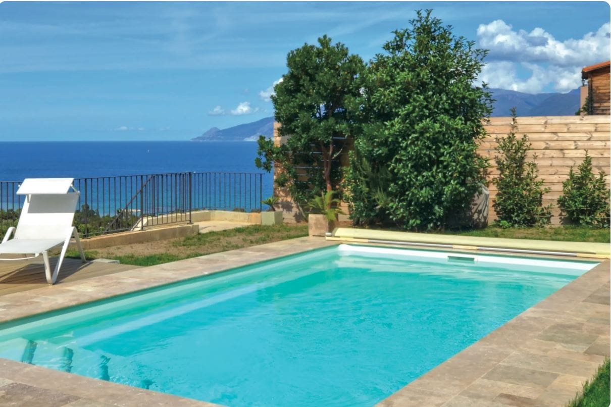 Comfort one-piece swimming pool