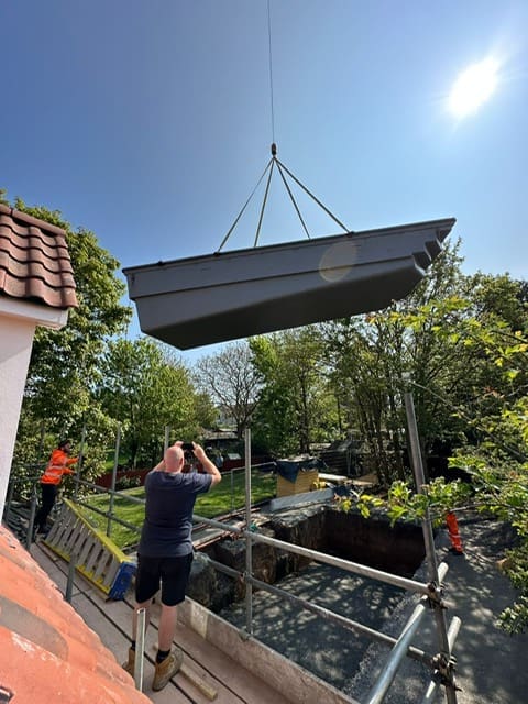Sloping bottom swimming pool installation