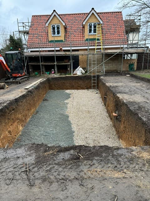 Sloping bottom pool installation project