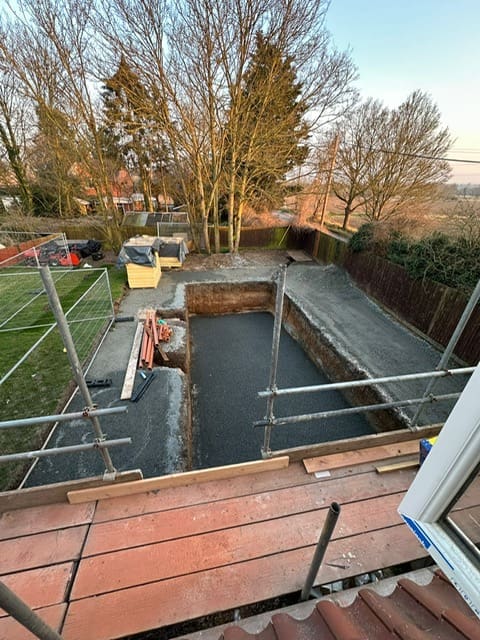 Sloping bottom pool pipework preparation