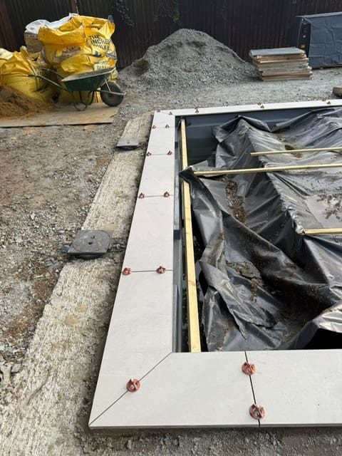 Sloping bottom pool installation example