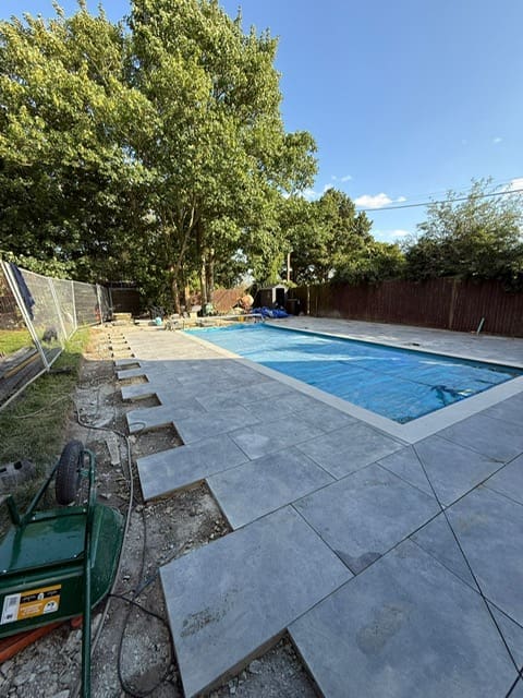 Sloping bottom pool installation detail
