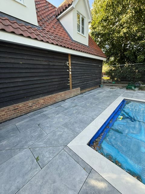 Sloping bottom pool fitting stage