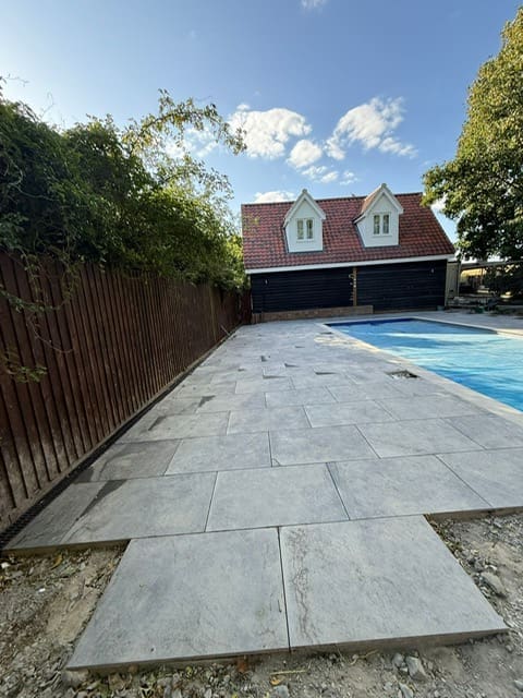 Sloping bottom pool installation stage