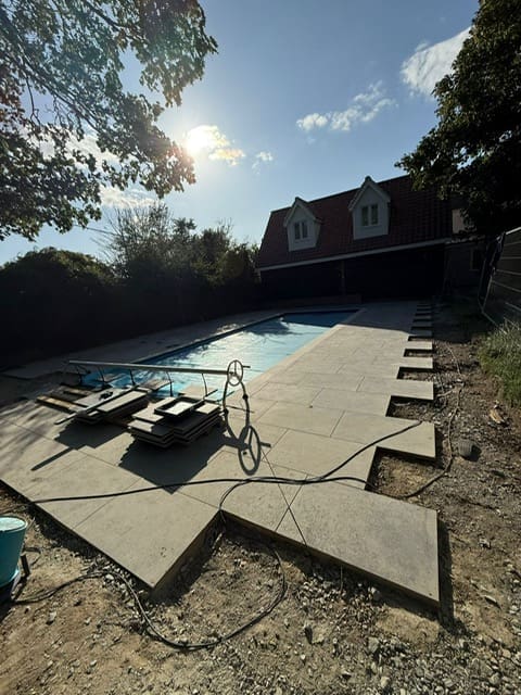 Sloping bottom pool installation completion