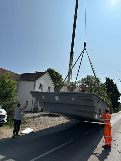 Sloping bottom pool installation