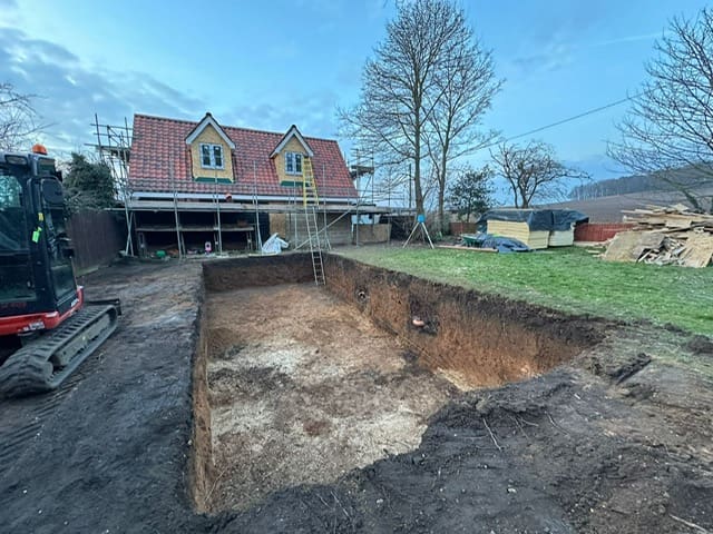 Sloping bottom pool installation